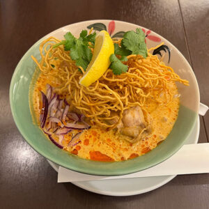 タイのラーメン　チキンカレーヌードル（カオソイ）
